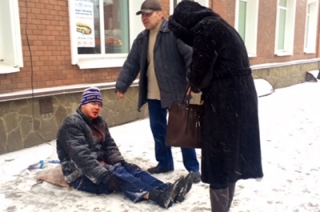 Со здания в центре города упал рабочий