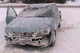 В вылетевшем в кювет "Mitsubishi" пострадали четыре человека