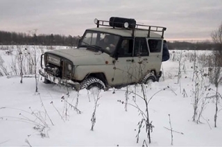 В снежном поле застряли два внедорожника