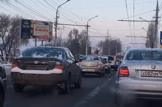 Саратовцы стоят в утренних пробках