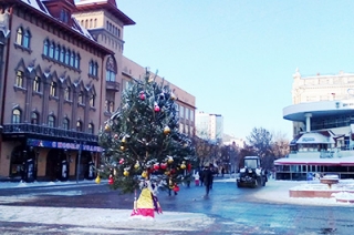 Из центра Саратова вывезли более 100 кубометров снега