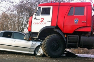Пожарным могут разрешить таранить припаркованные во дворах машины
