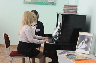 Ученики энгельсской школы искусств получат в подарок новое фортепиано