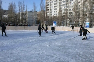 В Кировском районе открываются 10 катков и 11 полей для зимнего футбола