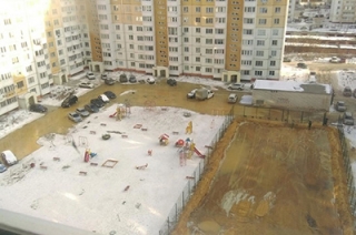 В Энгельсе после заливки катка десятки машин вмерзли в лед
