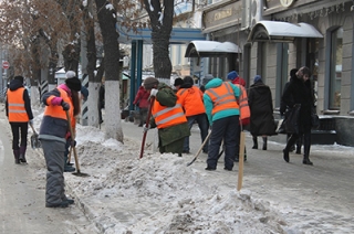 Чиновники: в центре Саратова снег убирают круглосуточно