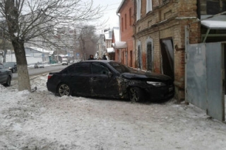 В центре Саратова водитель "BMW" врезался в жилой дом