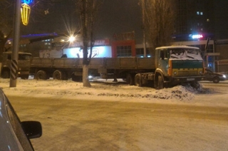 В Ленинском районе "Камаз" сшиб дорожный знак
