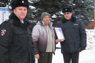 Скрутивший обидчика жены пенсионер получил благодарность от полиции