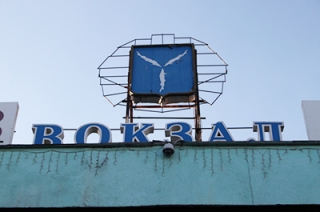 Прокурор требует убрать таксистов с Привокзальной площади