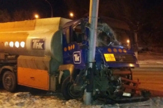 В Заводском районе бензовоз врезался в столб