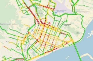 Саратовские автомобилисты стоят в трехкилометровой пробке на Стрелке