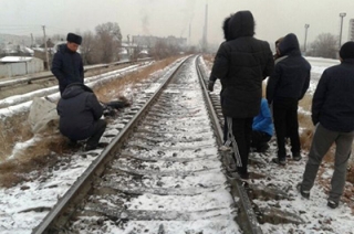 Под Аткарском грузовой поезд сбил мужчину