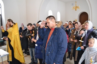 В строящемся храме на Крекинге будущие прихожане совершили молебен