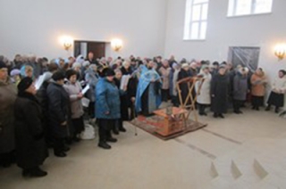 Саратовцы собрались на молитву в строящемся храме