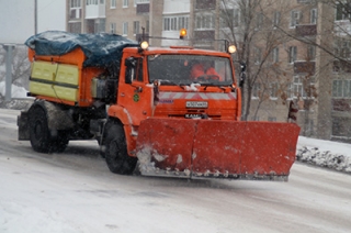 Последствия снегопада в Саратове устраняют 144 коммунальщика
