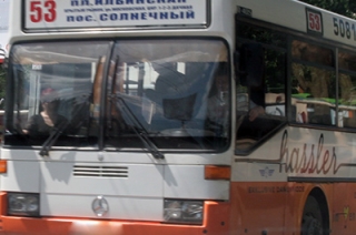 Водитель "Фольксвагена" попала в больницу после ДТП с 53-м автобусом