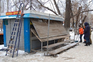 На углу Шелковичной и Симбирцева снесли незаконный ларек