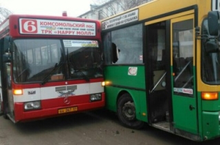 Два автобуса не поделили остановку в Заводском районе