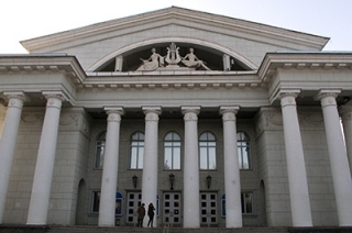 По ложному вызову к Саратовскому оперному театру прибыли 40 пожарных