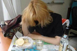 Пьяная мать ударила 18-летнего сына ножом в грудь