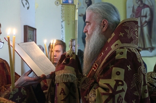 Митрополит Лонгин помолился об упокоении погибших в авиакатастрофе