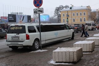 Cкандально известный лимузин "Chrysler" уступил место на Радищева "Infiniti"