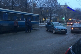 Московская встала из-за ДТП с пассажирским автобусом