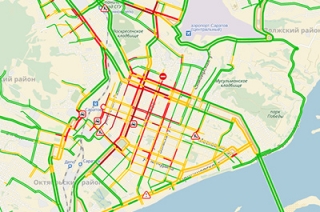 Саратовские автомобилисты встали в предновогодние пробки