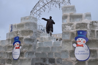 На Театральной площади завершено строительство ледяного городка