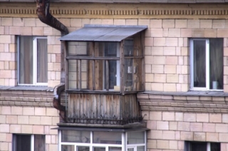 Житель Балакова скончался спустя пять часов после падения с балкона