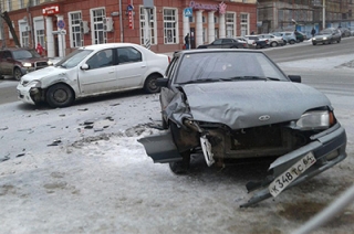 После столкновения "четырнадцатая" вылетела на тротуар Московской