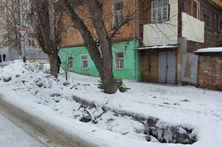 Саратовцы жалуются на коммунальную яму напротив гимназии