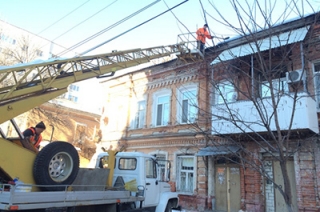 В Октябрьском районе очистили от наледи крыши пяти домов