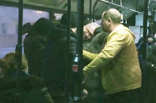 Драку граждан в саратовском автобусе запечатлели на видео
