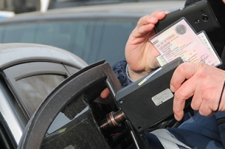 Полицейские вынудили 565 саратовцев растонировать свои авто