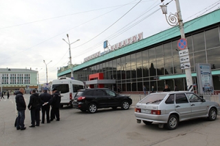На Привокзальной площади пытались ограбить женщину