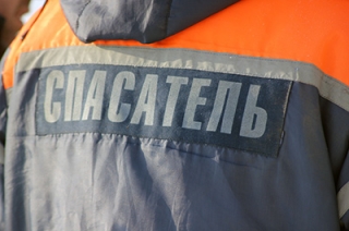 Спасатели помогли стокилограммовому мужчине спуститься с 10 этажа