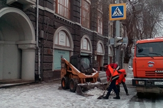 В центре Саратова очищают обледеневшие тротуары