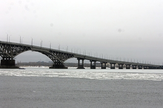 Задавившего ребенка водителя штрафовали за гонки по мосту через Волгу