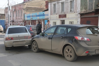Из-за ДТП на Челюскинцев автолюбители ездят по тротуару
