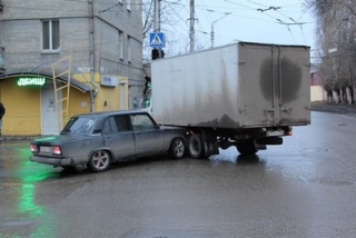 Авария на Степана Разина и Рабочей стала причиной серьезных пробок