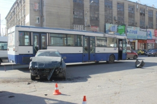 ДТП с двумя автобусами и двумя авто. Водители госпитализированы