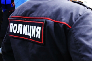 Накануне Дня Победы полицейские вернули школе флаг