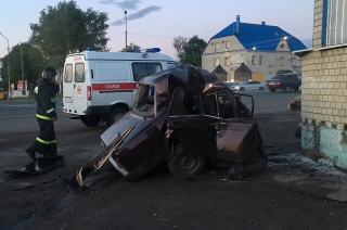 Под Саратовом "семерка" врезалась в пост ГИБДД. Водитель погиб