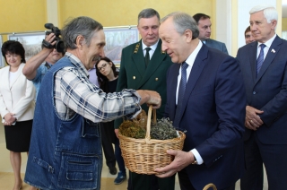 Главе региона подарили к чаю корзину сушеных ягод и трав