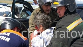 В лобовом столкновении под Саратовом пострадали пять человек