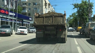 Саратовцы жалуются на красящий коричневым улицу Чернышевского "Камаз"
