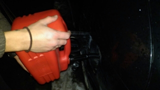 В Юбилейном трое подростков ночью сливали бензин из авто
