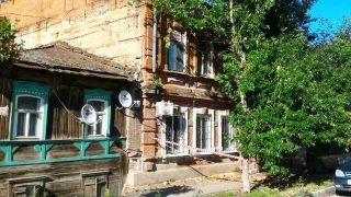 Саратовцу упал кирпич на голову. Чиновники огородили дом лентой